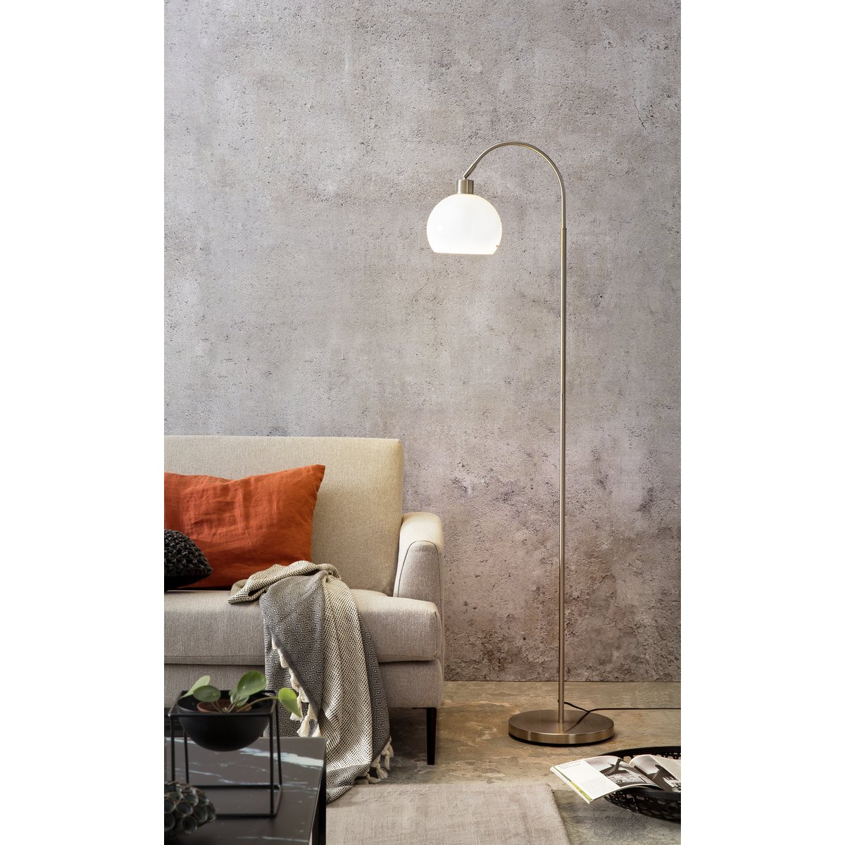 Stehlampe aus Metall mit Kunststoffschirm